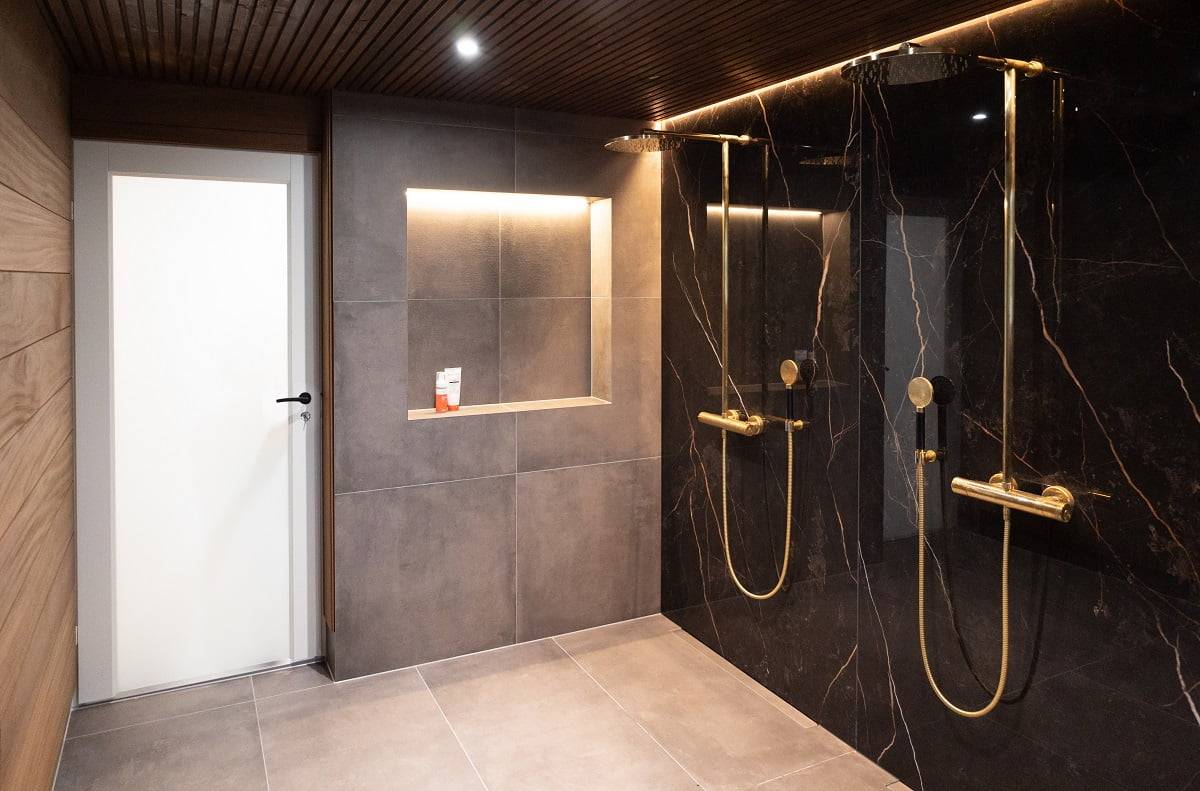 Krásné měkké osvětlení ubytovny pomocí LED pásků a stropních bodových svítidel. © LedStore.fi